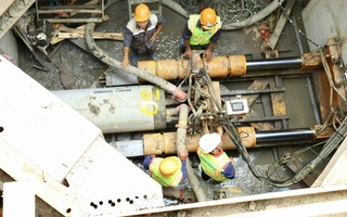 Cận Tết, công nhân vẫn bám trụ thi công trên rạch Xuyên Tâm