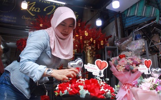 VIDEO: Valentine vào sát Tết, nhiều sạp hoa ở TPHCM đìu hiu