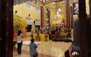 Cuối năm, nhiều người dân TPHCM chọn đi chùa