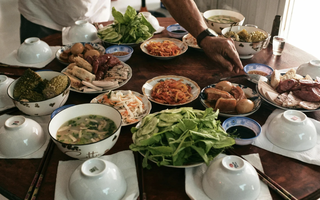Bác sĩ bật mí nguyên tắc vàng ăn Tết khoẻ mạnh