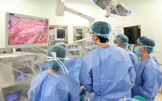 Đang về quê đón Tết, nhiều y, bác sĩ quay lại viện vì ca ghép gan