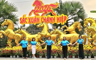 Dàn linh vật ngựa mang thông điệp "mã đáo thành công" tại phường Chánh Hiệp, TP HCM