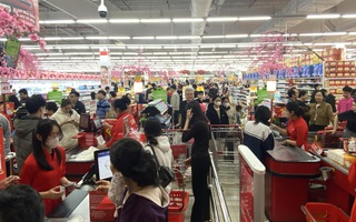 VIDEO: Siêu thị đông nghẹt, ngàn người đổ về sắm Tết