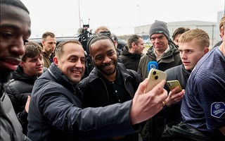 Sterling được chào đón như “hoàng tử” tại Hà Lan