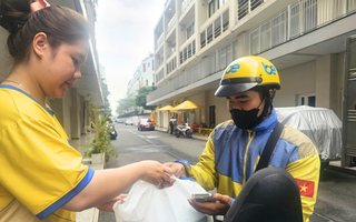 Tài xế xe công nghệ "đếm tiền mỏi tay" những ngày cận Tết