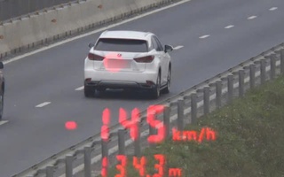 Ô tô "đạp ga" mức khó tin trên đường cao tốc ở miền Trung