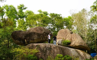 Câu chuyện ít người biết về hai tảng đá "khổng lồ" trên đỉnh núi ở Thanh Hóa