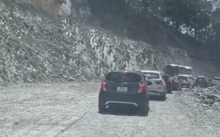 Mặt đường tạm hư hỏng, Quốc lộ 28B qua đèo Đại Ninh ùn tắc