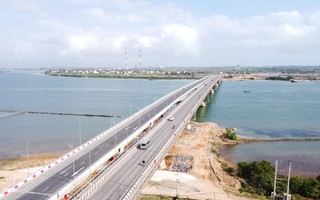 Hình ảnh khác lạ ở cầu Gianh cận Tết Bính Ngọ