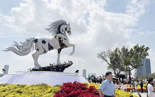 CLIP: Độc đáo linh vật ngựa bên sông Hàn, tấp nập người đến xem