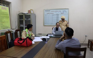 Người đàn ông lén lút trộm chiếc xe của mình ở chốt CSGT