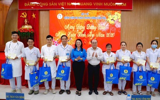 Thành ủy và LĐLĐ TP Cần Thơ thăm, tặng quà đoàn viên, công nhân trực đêm giao thừa