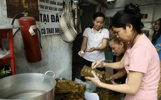 Công nhân vui Tết: Sum vầy theo những cách khác nhau