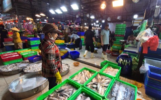 Chợ 29 Tết: Hàng về ít lại, nhiều nơi bán đến 20 giờ