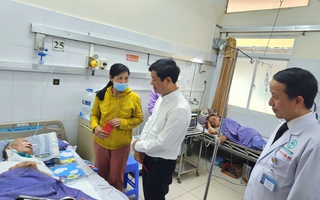 Phó Bí thư Thành ủy, Chủ tịch HĐND TPHCM Võ Văn Minh thăm, chúc Tết công nhân, bệnh nhân nghèo