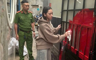 Cô gái ở TPHCM bị khởi tố vì tạt sơn nhà người yêu cũ cho "bõ tức"