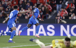 Vinicius tỏa sáng, Real Madrid thắng chủ nhà Benfica giữa tâm bão Lisbon