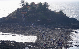 Hàng ngàn người vượt biển lên Hòn Bà cầu bình an sáng Mùng 1 Tết