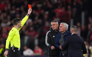Hỗn loạn trong trận đấu của HLV Mourinho ở Champions League