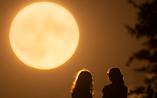 Ba siêu trăng chưa lộ mặt năm Bính Ngọ