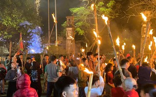 Cả làng ở Thanh Hóa rủ nhau ra đình làng xin lửa đêm Giao thừa