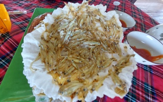 Đặc sản bánh tráng cá cơm ở vùng biên viễn