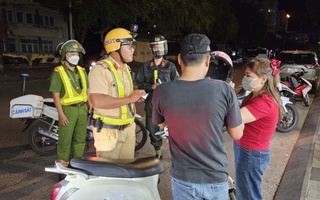 CLIP: CSGT Nam Sài Gòn xuyên đêm xử lý tài xế vi phạm nồng độ cồn