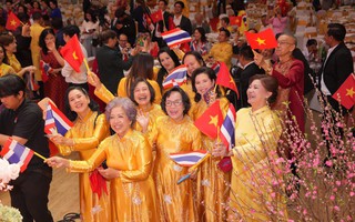 Mang Tết theo hành trình xa xứ