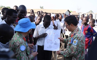 Chiến sĩ "mũ nồi xanh" Việt Nam trao quà, dạy nghề tại Nam Sudan