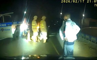 CLIP: Tài xế ô tô dừng xe giữa đường tranh cãi sau khi đã uống bia rượu