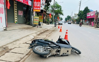 Nam thanh niên đi xe máy tông vào CSGT