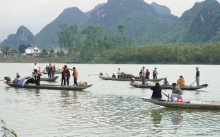 Bi kịch gia đình 7 người chìm thuyền trên sông khi đi chúc Tết