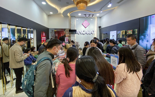 Bạc ở Việt Nam không khan hiếm, vì sao người dân phải xếp hàng mua bằng giấy hẹn?