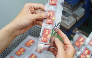 Sáng 2-2, chưa ngừng đà giảm, mỗi lượng vàng miếng SJC mất tới 22 triệu đồng