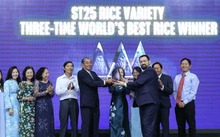 Trao cúp "Gạo ngon nhất thế giới năm 2025" cho ông Hồ Quang Cua