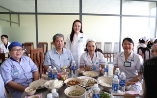 Bệnh nhân rơi nước mắt khi nhận món quà Tết bất ngờ