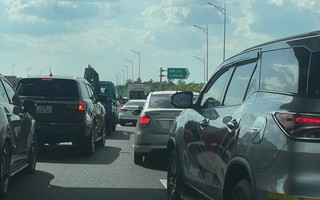 Dòng xe đổ dồn về TPHCM sau Tết, CSGT phải “đóng – mở” cao tốc liên tục