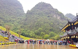 Khách đổ về Ninh Bình du Xuân, nhiều điểm du lịch quá tải