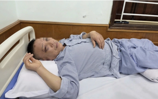 Nhóm thanh niên bật đèn pha chiếu vào mặt, đánh công an viên nhập viện