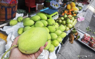 Mùng 4 Tết: Giá trái cây cúng cao, dưa hấu dội chợ