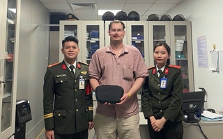 Công an Huế trả lại túi xách chứa Iphone và tiền mặt bị thất lạc cho du khách người Úc