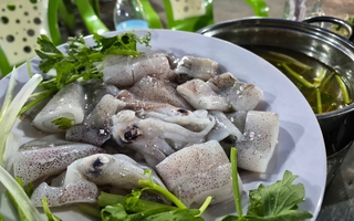 Lẩu mực Đại Lãnh níu chân khách gần xa