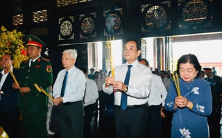 Đoàn Đại biểu dâng hương tại Khu Truyền thống cách mạng Sài Gòn - Chợ Lớn - Gia Định