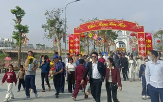 VIDEO: Hàng vạn người dân nô nức đi lễ đền ông Hoàng Mười cầu an đầu năm