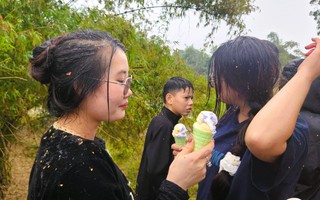 Cứ nhằm mùng 6 Tết, người dân lại kéo nhau đi chợ "choảng nhau" cầu may