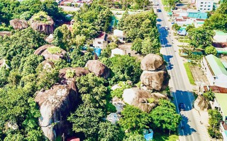 Độc lạ “Đá Ba Chồng"