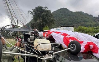 Dù lượn bất ngờ rơi trúng ô tô đang chạy trên quốc lộ