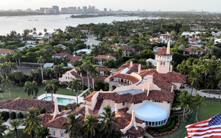 Kẻ mang súng xâm nhập khu nghỉ dưỡng của ông Donald Trump bị bắn chết