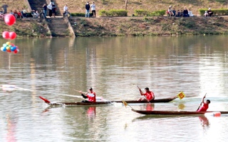 Đua thuyền độc mộc trên dòng sông chảy ngược