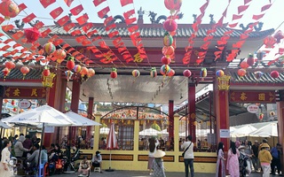 Hình ảnh khác lạ tại Chùa Bà Bình Dương vào mùng 7 tháng Giêng